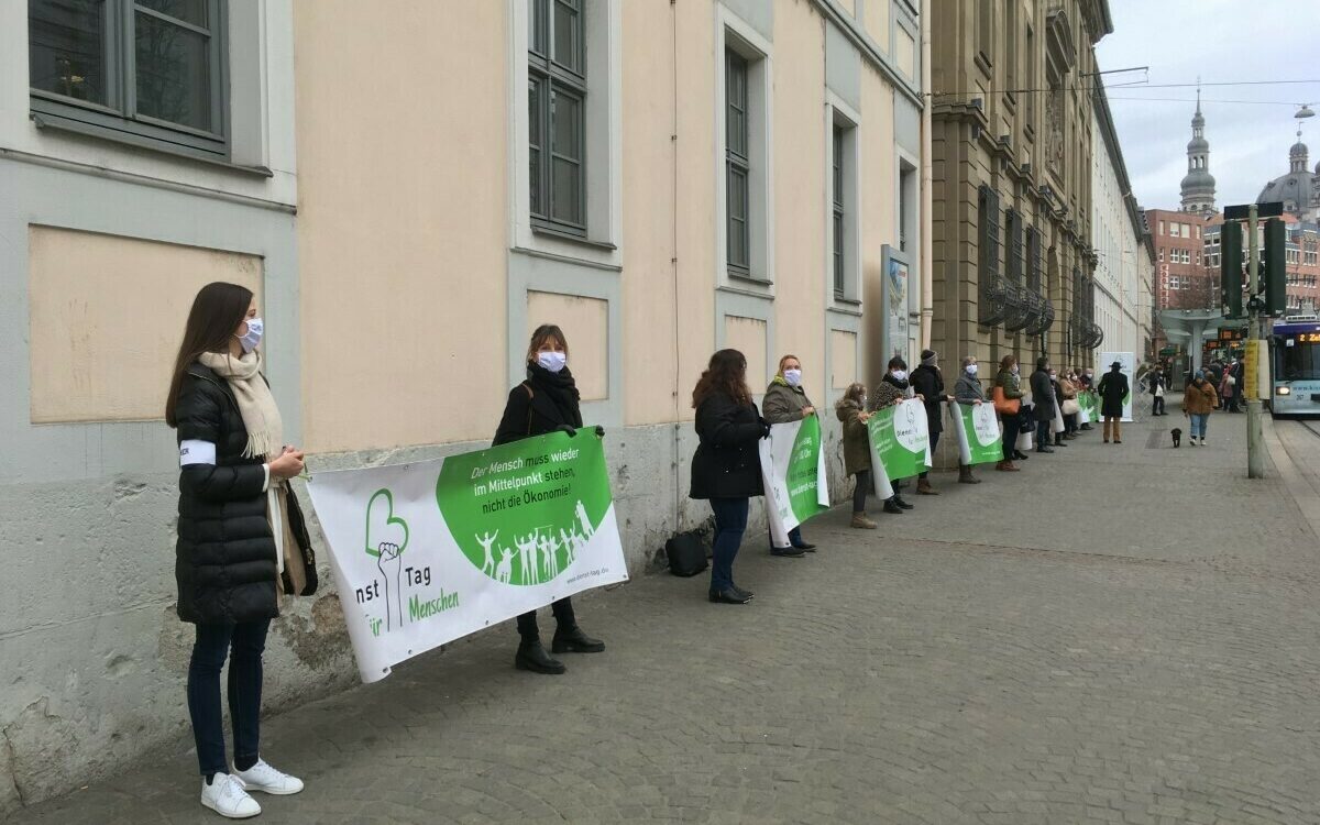 Demo "Dienst-Tag für Menschen" vor dem Juliusspital in Würzburg Demo "Dienst-Tag für Menschen" vor dem Juliusspital in Würzburg